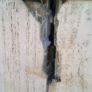 Restructuration d'un joint de dilatation entre des pierres de parement